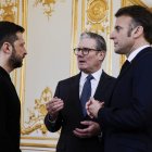 Volodimir Zelenski charla con Starmer y Emanuel Macron en El Eliseo.