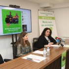 Inma Reyero, voluntaria del Teléfono de la Esperanza, y Vera López, concejala de Bienestar Social.