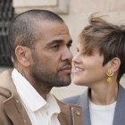 El futbolista Dani Alves junto a su abogada Inés Guardiola, en una imagen de archivo.  EFE/Enric Fontcuberta