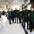 Arriba, el equipo del Espiral. Abajo, la fachada principal, en la prolongación de José Aguado, en el barrio de La Lastra, junto a la sede del Incibe, y el interior de la cafetería.