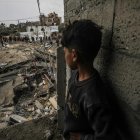 Imagen de archivo de un niño observando cómo los palestinos buscan a personas desaparecidas bajo los escombros de una casa destruida en el sur de Gaza. EFE/EPA/MOHAMMED SABLE