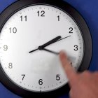 Imagen de una mano adelantando un reloj en una imagen de archivo. EFE/Jens Buettner