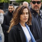 La actriz sevillana María León a su llegada este viernes a los Juzgados de Sevilla, donde se enfrenta a un juicio en el que la Fiscalía le pide 21 meses de prisión por los delitos de atentado y lesiones por el altercado que protagonizó, junto a tres personas más, con una patrulla de la Policía Local de Sevilla el 1 de octubre de 2022. EFE/ Julio Muñoz