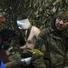 Un soldado herido recibe tratamiento médico.