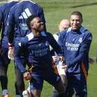 Vinicius y Mbappé, en el entrenamiento de este viernes.