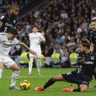 El centrocampista del Real Madrid Brahim Díaz (2i) intenta controlar el balón durante el partido de la jornada 29 de LaLiga que Real Madrid y CD Leganés disputaron en el estadio Santiago Bernabéu. EFE/Juanjo Guillén