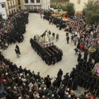 Procesión del Encuentro en la plaza de la Encina.