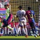 El delantero del Barcelona Robert Lewandowski remata para marcar gol contra el Girona, durante el partido de la jornada 29 de LaLiga que FC Barcelona y Girona disputan este domingo en el estadio Lluis Companys de Barcelona. EFE/ Alejandro García