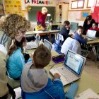 Imagen de archivo de varios niños con ordenadores en un colegio. EFE/Antonio García