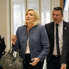 La llegada de la líder de la extrema derecha francesa Marine Le Pen al tribunal en Paris. EFE/EPA/MOHAMMED BADRA