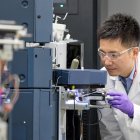 El investigador de la Universidad de Washington (San Luis) Kanta Horie coloca una muestra en un espectrómetro de masas que mide los niveles de proteínas en el plasma sanguíneo y otros fluidos. Horie codirigió el desarrollo de un análisis de sangre para la enfermedad de Alzheimer que diagnostica y estadifica la enfermedad utilizando la espectrometría de masas para medir el nivel de una proteína llamada MTBR-tau243. Crédito: Matt Miller