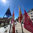 Banderas a media asta en la Diputación de León.
