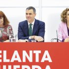 El presidente del Gobierno, la presidenta del Partido Cristina Narbona y la vicesecretaria general del partido María Jesús Montero.