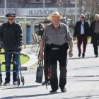 Pensionistas pasean aprovechando el buen tiempo.