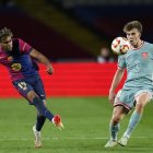Lamine Yamal ante la oposición de Pablo Barrios en el partido de ida de semifinales de Copa.