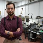 Andrés Castellanos en su laboratorio.