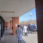 Mañueco, junto a tras autoridades, en su visita al minero ingresado en el Hospital del Bierzo.