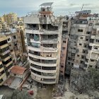Vista del daño producido en un edificio por el ataque aéreo del ejército israelí de esta noche que ha dejado al menos tres muertos y siete heridos en un suburbio de Beirut que fue anunciado por las Fuerzas de Defensa de Israel (FDI) como una acción en contra de "un terrorista" del grupo chií libanés Hizbulá. EFE/ Wael Hamzeh