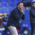 Llona da instrucciones a sus jugadores ante el Barcelona Atlètic en el Johan Cruyff.