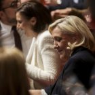 La líder del grupo parlamentario del Rally Nacional (RN), Marine Le Pen, durante una sesión de preguntas al gobierno en la Asamblea Nacional Francesa, en París, Francia, 01 de abril de 2025. La Asamblea Nacional Francesa el 01 de abril discutirá la manipulación emocional de las víctimas de violencia física y sexual, así como la inclusión del consentimiento en la definición legal de violación y agresión sexual en Francia. Francia EFE/EPA/Teresa Suárez
