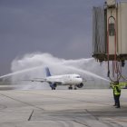 Un avión se aproxima a la terminal de pasajeros en un aeropuerto.