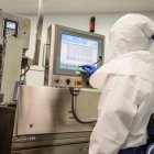 Un trabajador del sector farmacéutico leonés, en imagen de archivo.