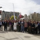 Foto de familia del Abanca Ademar con los jugadores, técnicos y junta directiva junto con los empleados de Abanca.