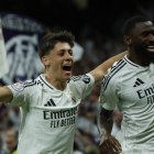 Antonio Rüdiger celebra la clasificación del Madrid con Arda Guler tras marcar el cuarto gol.