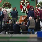 Familiares y amigos asisten a la capilla ardiente este martes en el polideportivo municipal de Villablino.