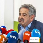 El secretario general del PRC y expresidente de Cantabria Miguel Angel Revilla comparece ante los medios de comunicación tras conocerse que el rey emérito Juan Carlos de Borbón le va a demandar por derecho al honor por las "expresiones calumniosas e injuriosas". EFE/ Román G. Aguilera