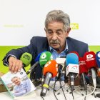 Miguel Angel Revilla comparece ante los medios.