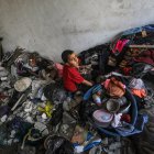 Un niño entre los escombros del edificio atacado de Yabalia.