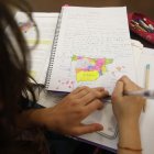 Clases de apoyo escolar a menores de familias desfavrecidas.