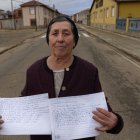 Victorina Martínez Román, en Alija del Infantado, con las cabañuelas en una foto de archivo.