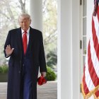 El presidente de EE.UU., Donald Trump, llega para anunciar aranceles recíprocos contra los socios comerciales de EE.UU. en el Jardín de las Rosas de la Casa Blanca en Washington, D.C. EFE/EPA/JIM LO SCALZO / POOL
