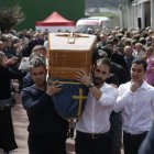 Los féretros fueron trasladado a hombros desde el polideportivo al instituto Obispo Argüelles entre interminables aplausos y muestras de dolor.