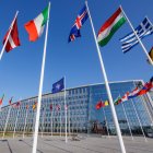 La bandera de la OTAN y las de sus estados miembros ondea durante la reunión este jueves de los ministros de Relaciones Exteriores de la Organización del Tratado del Atlántico Norte (OTAN) en Bruselas. EFE/EPA/OLIVIER MATTHYS