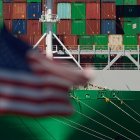 Vista de los contenedores en un carguero en el puerto de Los Ángeles