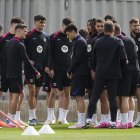 Los jugadores del FC Barcelona durante el entrenamiento que realiza la plantilla barcelonista en la ciudad deportiva Joan Gamper para preparar el partido de liga que disputarán mañana ante el Real Betis Balonpié en el Estadio Olímpico Lluís Companys.EFE/ Enric Fontcuberta