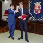 El presidente de Castilla y León, Alfonso Fernández Mañueco, recibe al secretario general del PSCyL, Carlos Martínez.