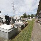 En Fuentesnuevas urgen ampliar el cementerio y los que no tienen nicho tienen que llevar a su ser querido a Montearenas.  Regina Gancedo, José Antonio Cartón y Andrés Gabella, ayer en rueda de prensa.