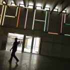 ‘P.I.G.S.’, de Claire Fontaine. Abajo, performance de Dora García en 2005.