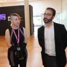 El subsecretario de Transición Ecológica, Miguel Suela, con la portavoz de Wikiesfera.
