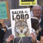 Aspecto de la concentración en Barcelona en protesta por la desprotección del lobo ibérico. EFE/Quique García