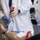 Una persona dona sangre.