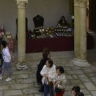 La feria se celebró en el claustro del palacio de la localidad.