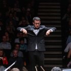 Jorge Yagüe, director de la Joven Orquesta de León, dirigiendo un concierto en el Auditorio.