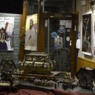 Grandes carteles, tallas en miniatura y banderas dan forma a este bar-museo.