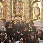 El alcalde le hizo entrega del emblema municipal .