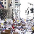 Miles de personas marchan por la Quinta Avenida de Nueva York contra Trump.